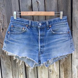 Carrie Underwood in Levi's Vintage Short Overalls - Denimology